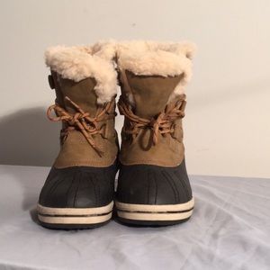 Bearpawz size 8 women’s winter boots.